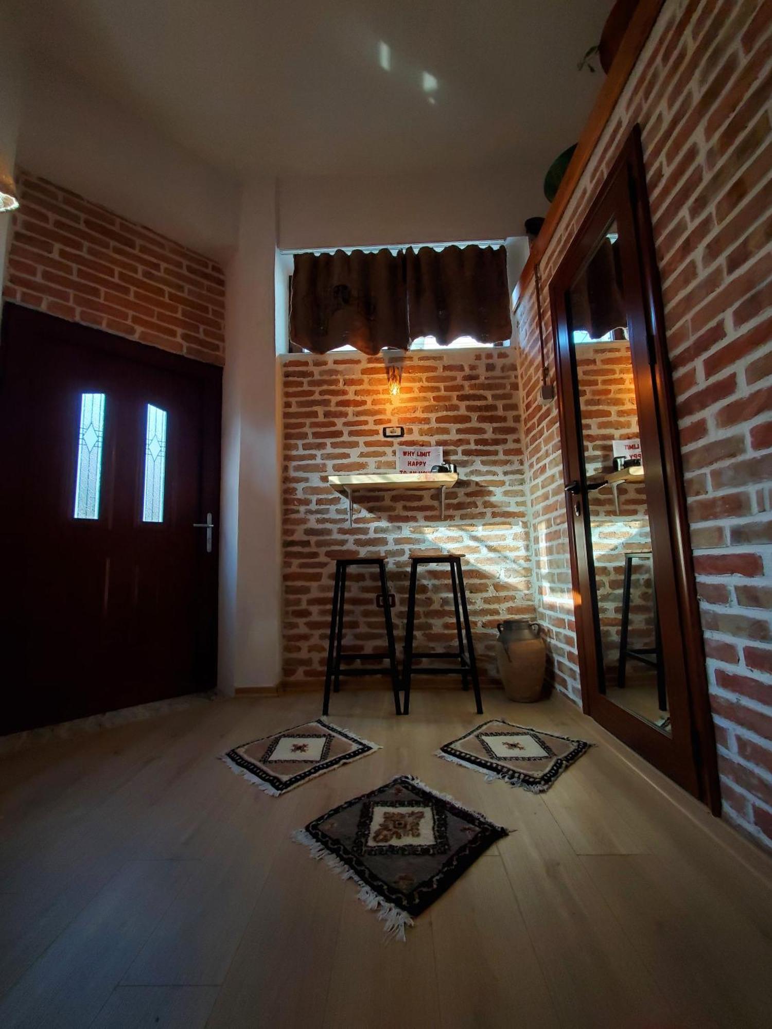 Relax Inn Korce Ngoại thất bức ảnh