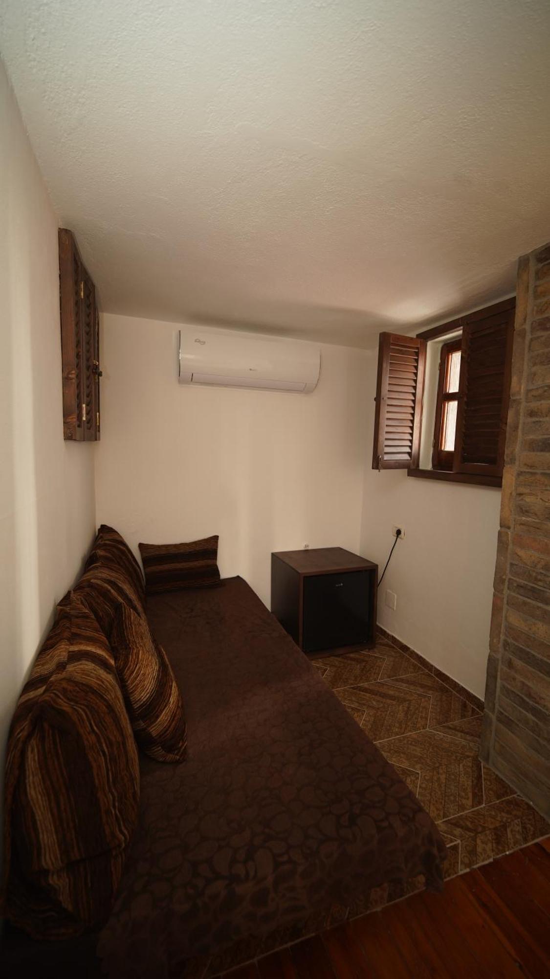 Relax Inn Korce Ngoại thất bức ảnh