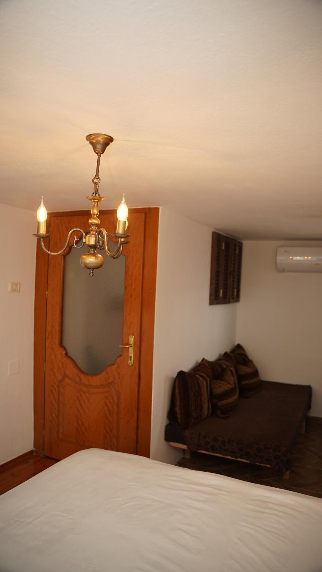 Relax Inn Korce Ngoại thất bức ảnh